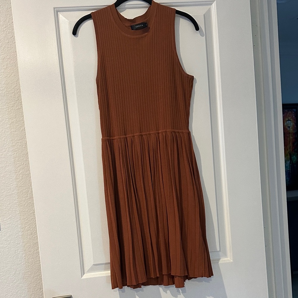 ZESICA Sleeveless Ribbed Pleated Mini Dress in Rust